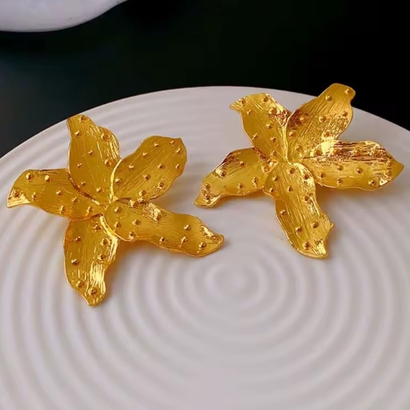 Bold Gold Flower Statement Earrings – Oversized Textured Metal Floral Jewelry - Picture 3 of 7